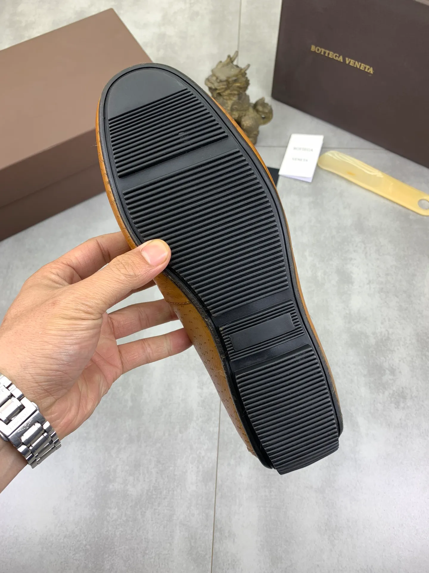 Men's shoes 💰P420 [New model] Water-dyed Niuli 💰High-quality business beanie shoes 💎💎💎 BOTTEGA VENETA official website synchronizes the latest top version of BV in the market, accepts material comparison, shoe type comparison, process comparison, practical and texture, versatile, suitable for any occasion, the more you look at it, the more it tastes. Pure hand-woven craftsmanship - Upper material, hand-woven calfskin imported from Italy 🇮🇹 - High-quality water-dyed cowhide lining - Original private model customized outsole -Size: 39-44 (38 45 can be customized) Color: black or brown optional